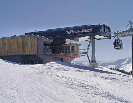 Viestadlalm-Bergstation mit Gondel im Witner in Fieberbrunn