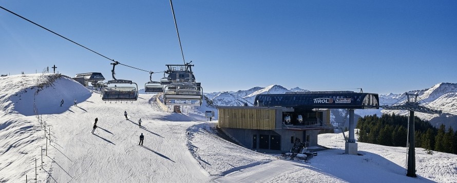 Vierstadlalm-Bergstation am Reiterkogel mit Sessellift und Alpenpanorama