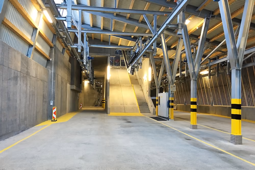 Innenansicht der Talstation mit Technikbereich und Betonwänden