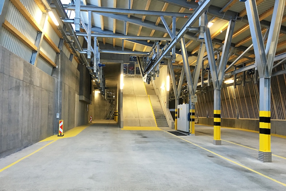 Innenansicht der Talstation mit Technikbereich und Betonwänden