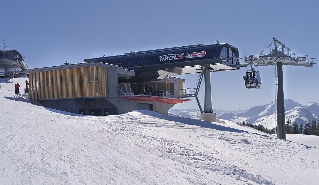 TirolS-Bergstation mit Gondel bei Sonnenschein im Winter