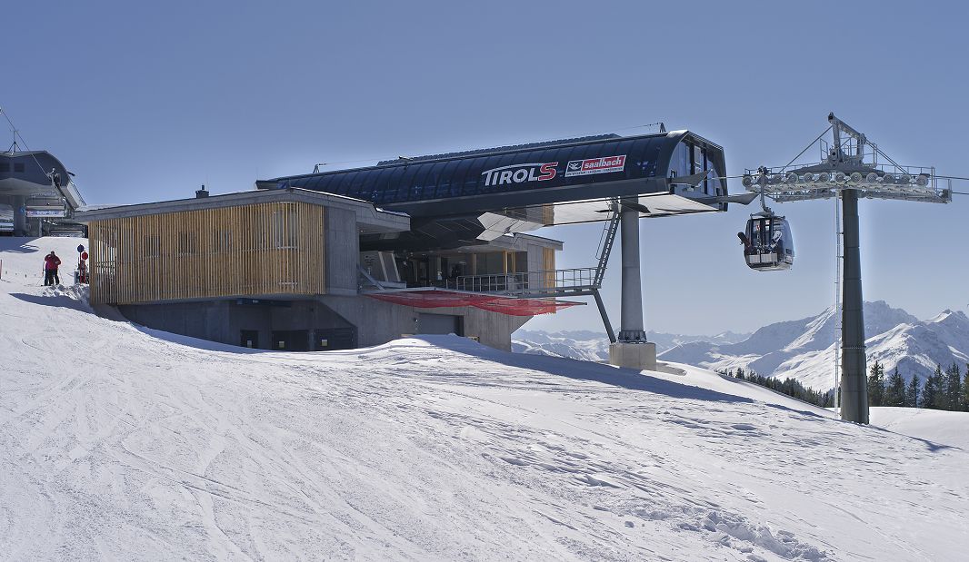 TirolS-Bergstation mit Gondel bei Sonnenschein im Winter
