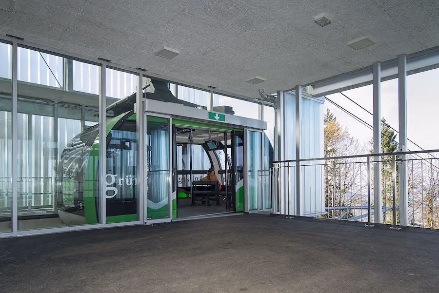 Grünberg-Gondel in der Bergstation vor der Abfahrt