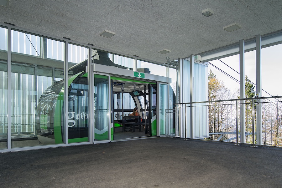 Grünberg-Gondel in der Bergstation vor der Abfahrt