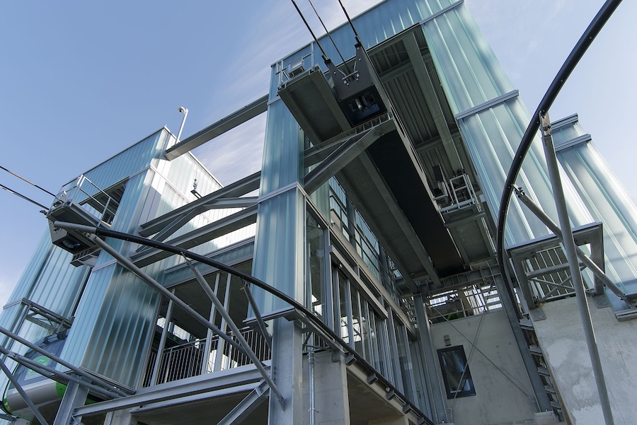 Moderne Konstruktion der Grünberg-Bergstation aus Glas und Stahl