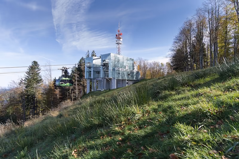 Grünberg-Bergstation im Herbstwald mit Sendeturm im Hintergrund