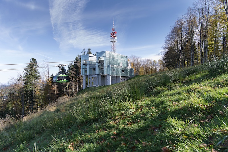 Grünberg-Bergstation im Herbstwald mit Sendeturm im Hintergrund