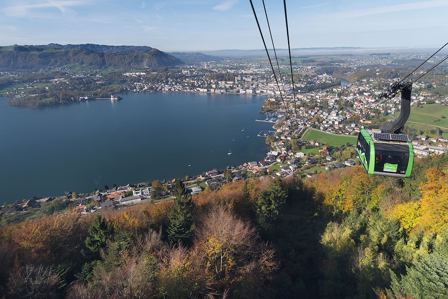 Grünberg-Seilbahn über dem Traunsee mit Blick auf Gmunden