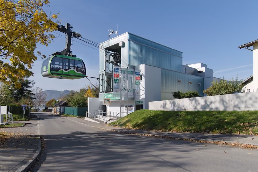 Grünberg-Seilbahn in Gmunden bei sonnigem Herbstwetter