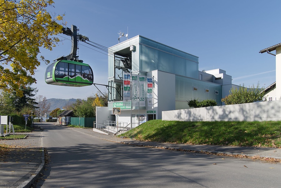 Grünberg-Seilbahn in Gmunden bei sonnigem Herbstwetter