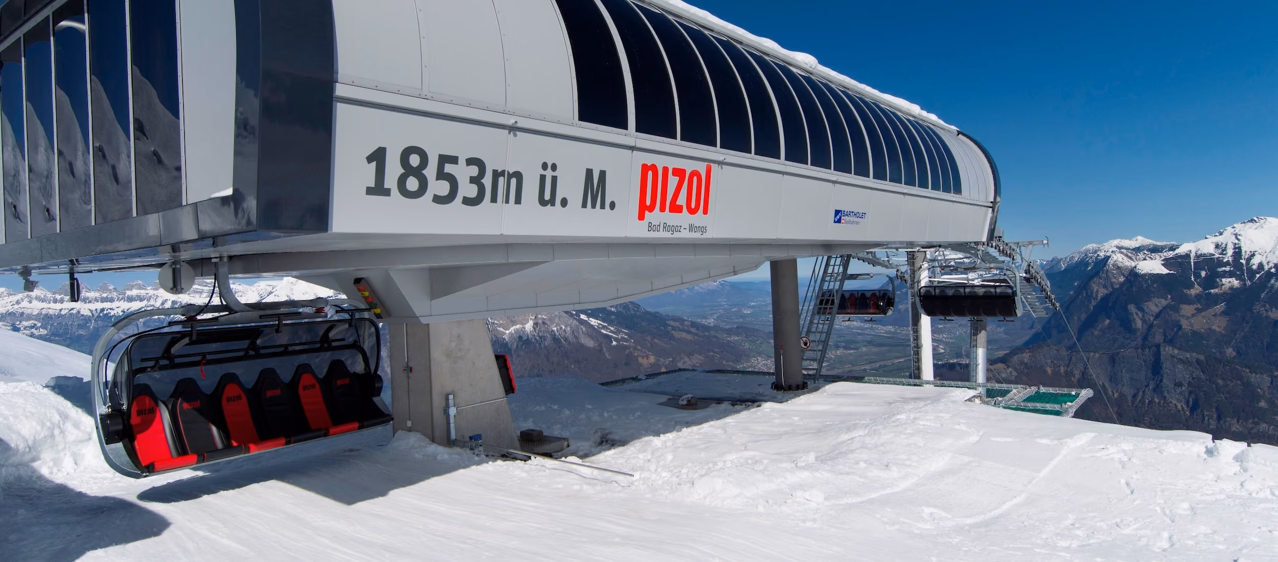 Bergstation der Sesselbahn am Pizol auf 1853 m mit Blick auf die Alpen