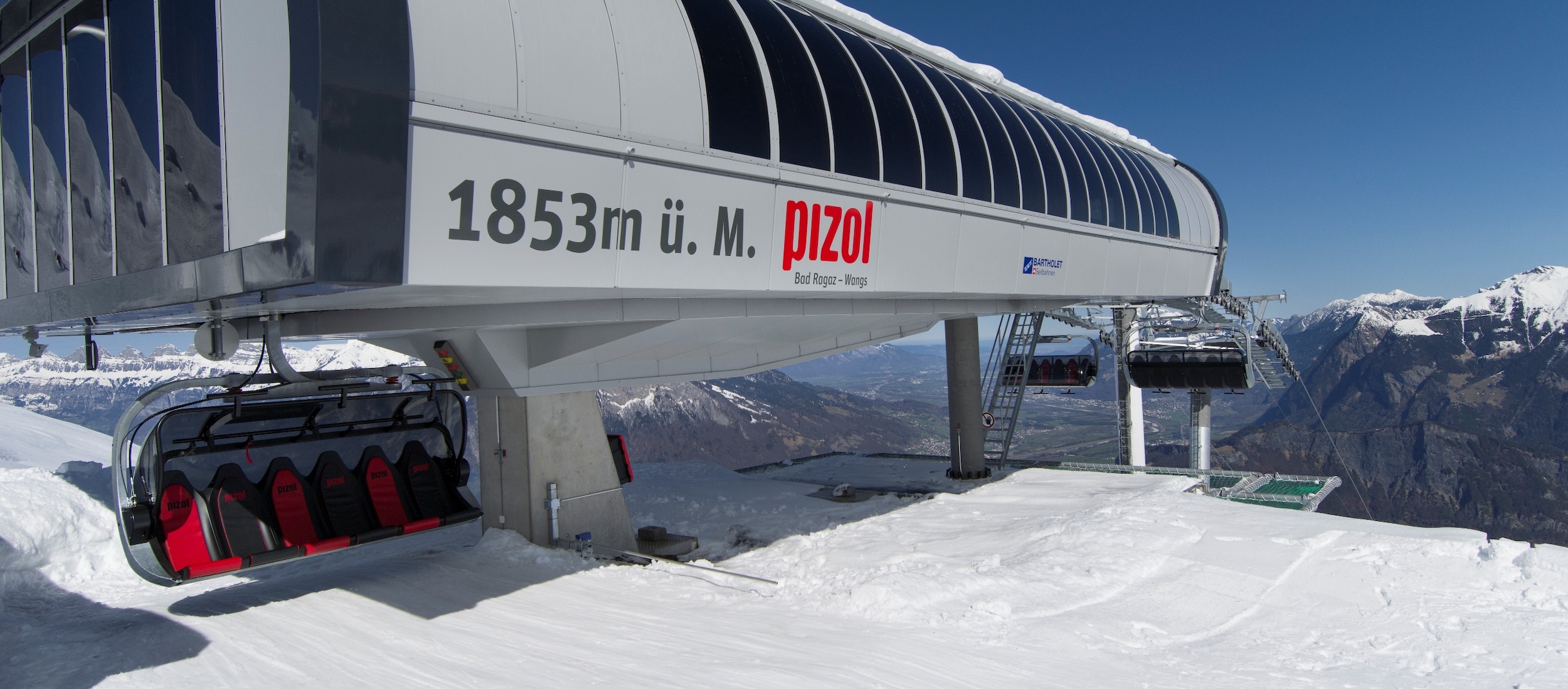 Bergstation der Sesselbahn am Pizol auf 1853 m mit Blick auf die Alpen