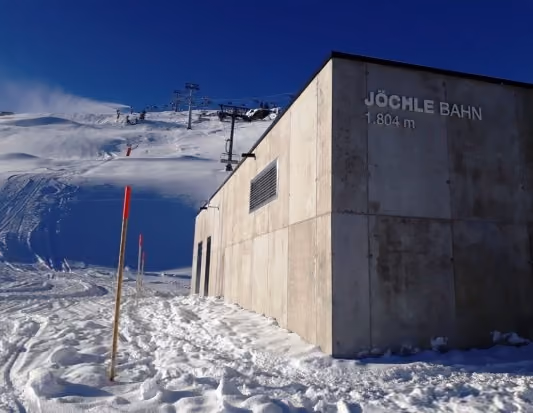 Technikgebäude der Jöchle Bahn auf 1804 m Höhe im verschneiten Skigebiet