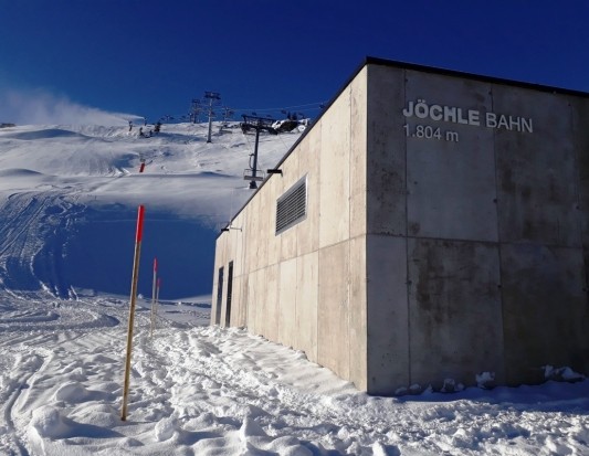 Technikgebäude der Jöchle Bahn auf 1804 m Höhe im verschneiten Skigebiet