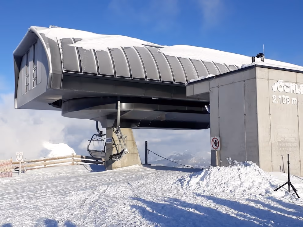 Bergstation der Jöchle Bahn auf 2108 m Höhe, umgeben von Schnee und Panoramaausblick