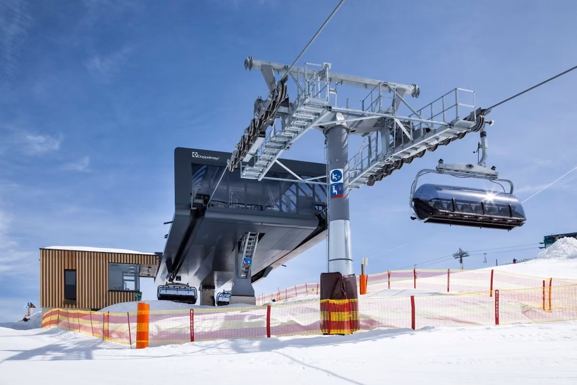 Ausfahrt der Lumberjack Shuttle Station mit markanter Stütze und auffälliger Technik im Skigebiet