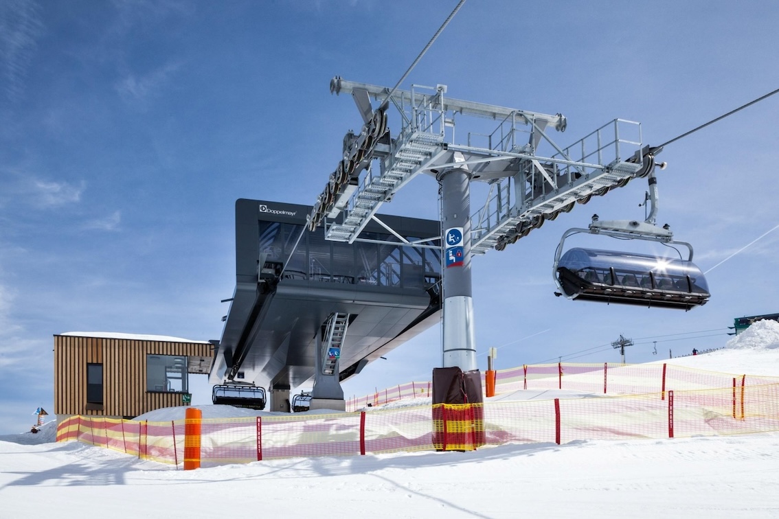 Ausfahrt der Lumberjack Shuttle Station mit markanter Stütze und auffälliger Technik im Skigebiet