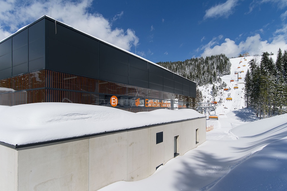 Architektur der neuen Talstation mit Sessellift im Hintergrund