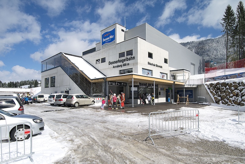 alstation der Donnerkogelbahn in Annaberg mit Parkplatz und Gästen