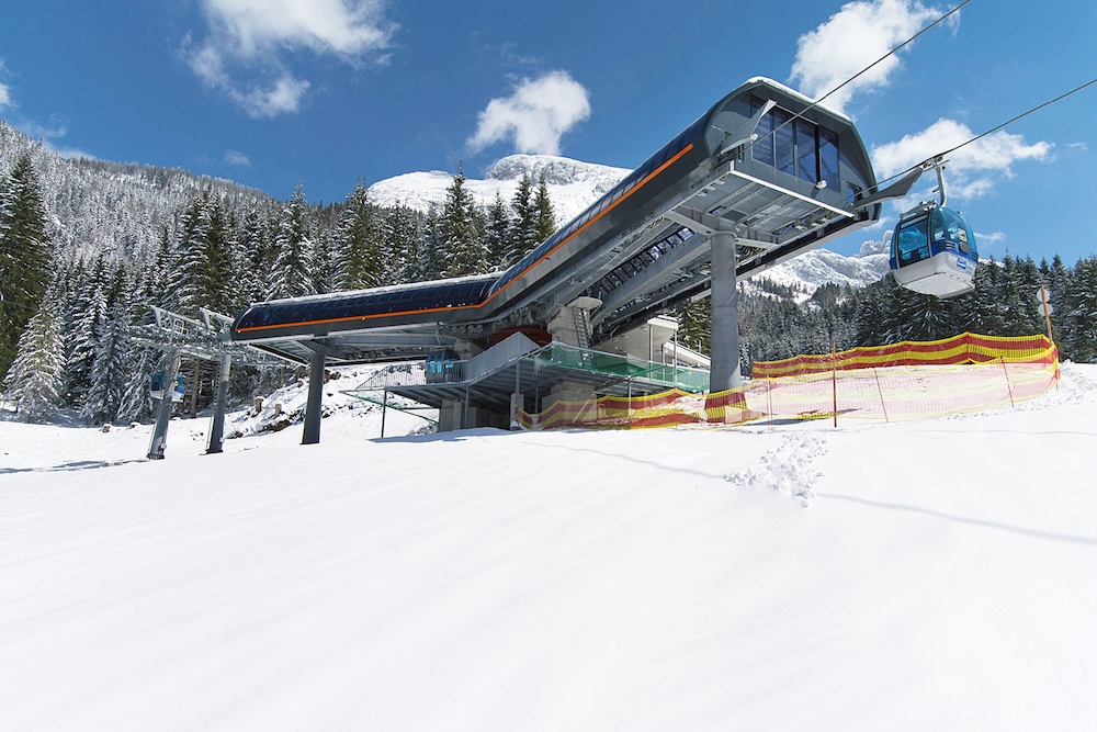 Talstation der Gondelbahn im verschneiten Waldgebie