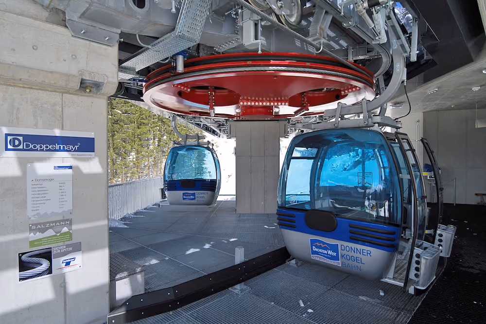Innenansicht der Station mit blauen Kabinen der Donnerkogelbahn