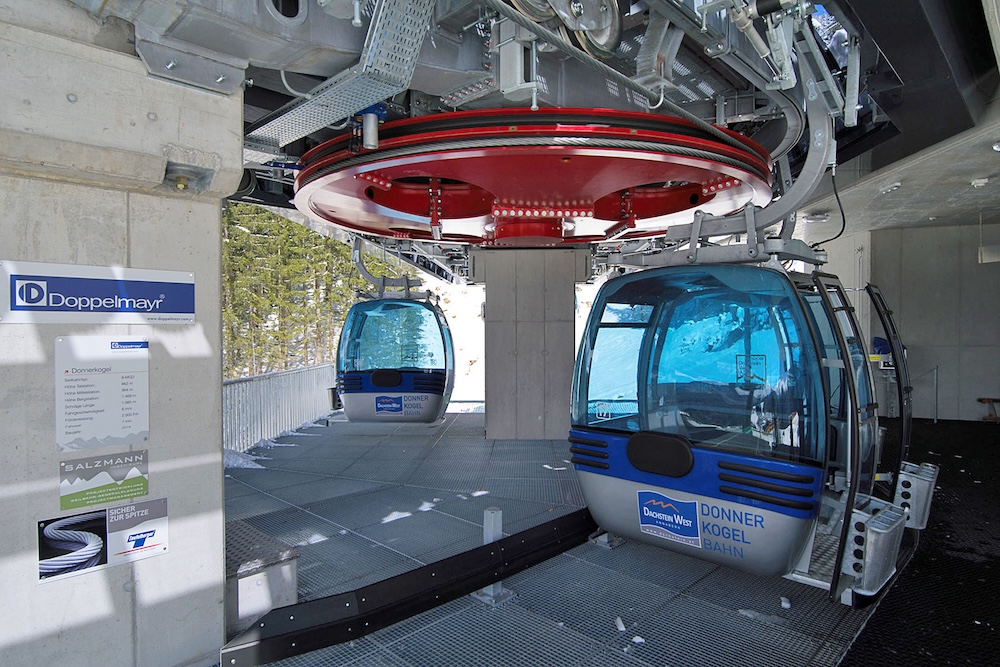 Innenansicht der Station mit blauen Kabinen der Donnerkogelbahn