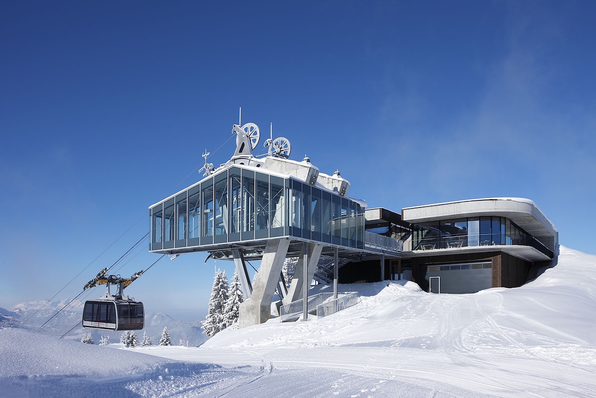 Gondel der Seilbahn Bezau fährt in die verschneite Bergstation mit Panoramablick
