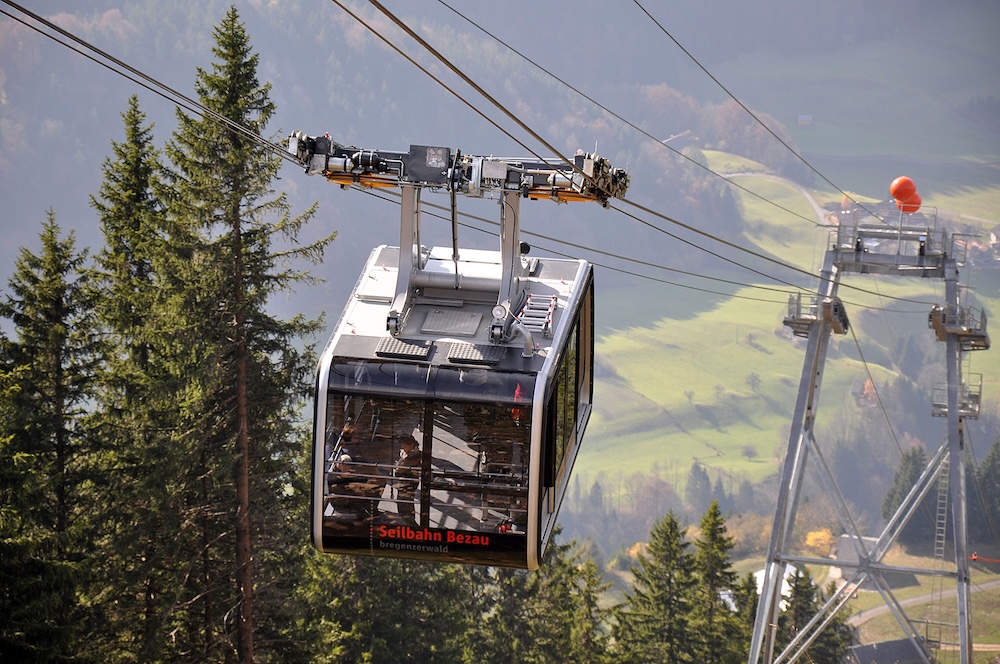 Rückansicht der Seilbahn Bezau während der Talfahrt über bewaldetes Gebiet