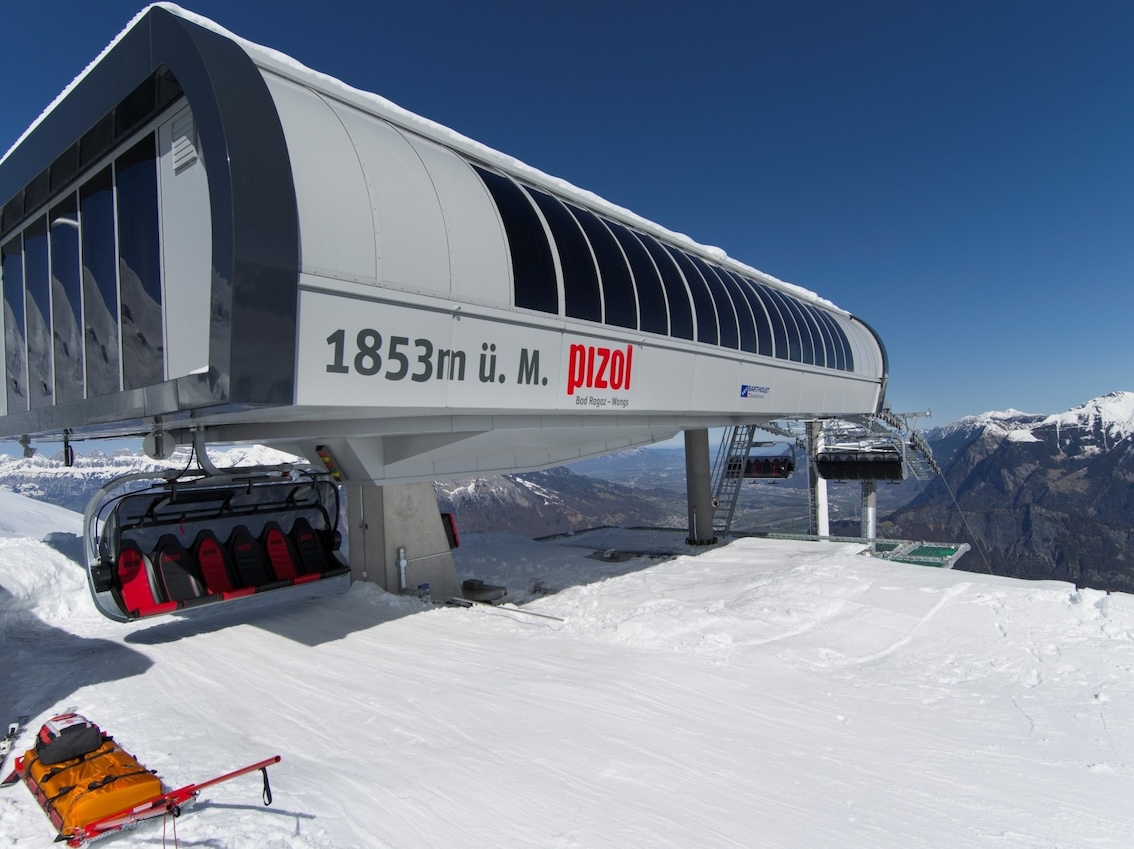 Bergstation der 6er-Sesselbahn Pizol auf 1853 m mit bereitstehendem Sessellift