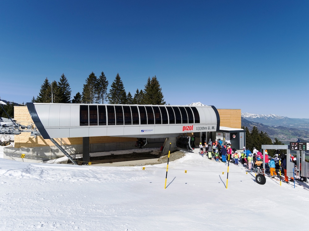 Talstation der Sesselbahn Pizol auf 1330 m mit wartenden Skifahrer:innen