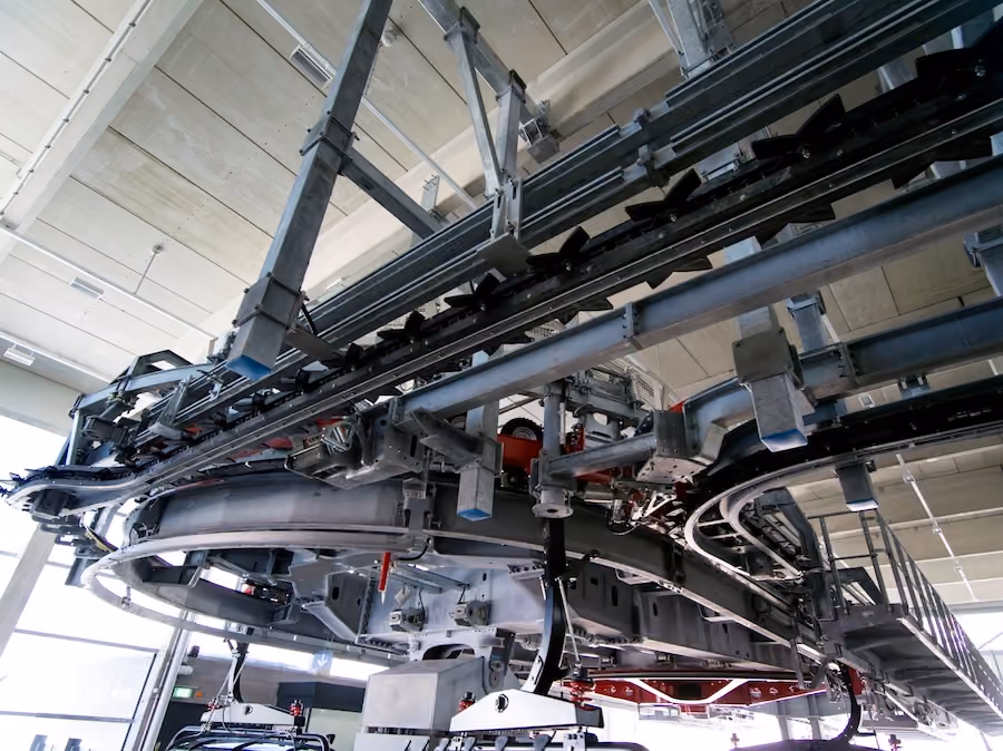 Blick auf die technische Anlage einer Seilbahnstation im Innenraum