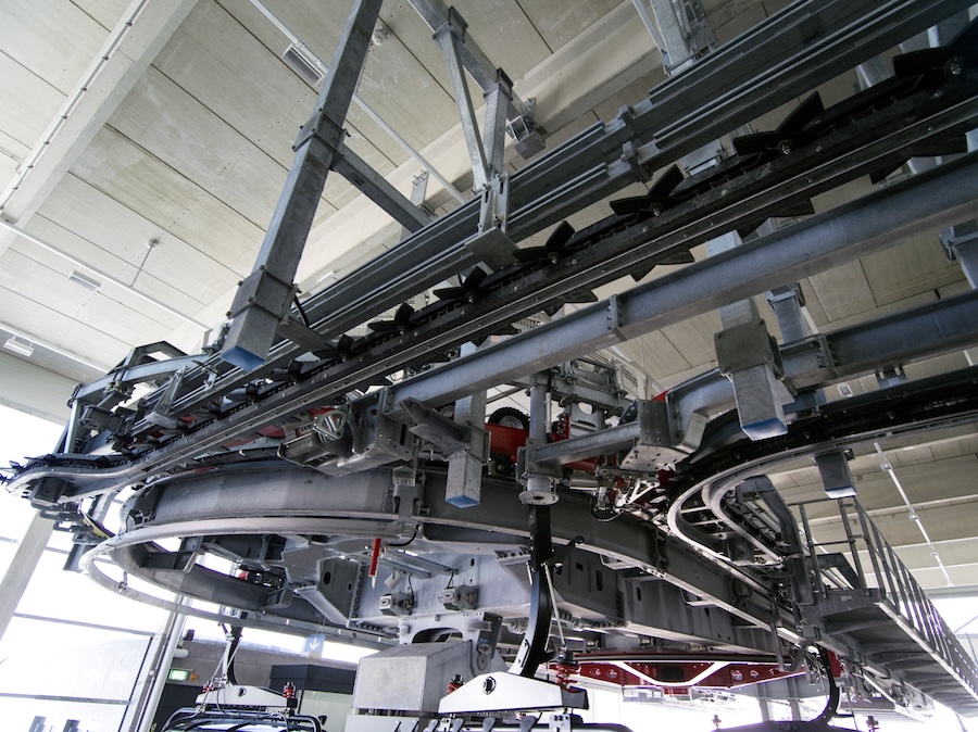 Blick auf die technische Anlage einer Seilbahnstation im Innenraum