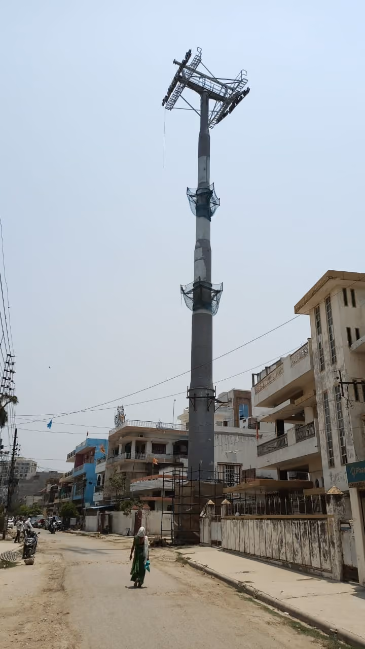 Montage einer Seilbahnstütze in Indien