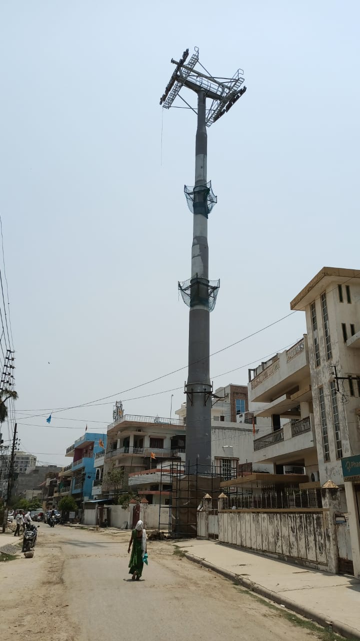 Montage einer Seilbahnstütze in Indien