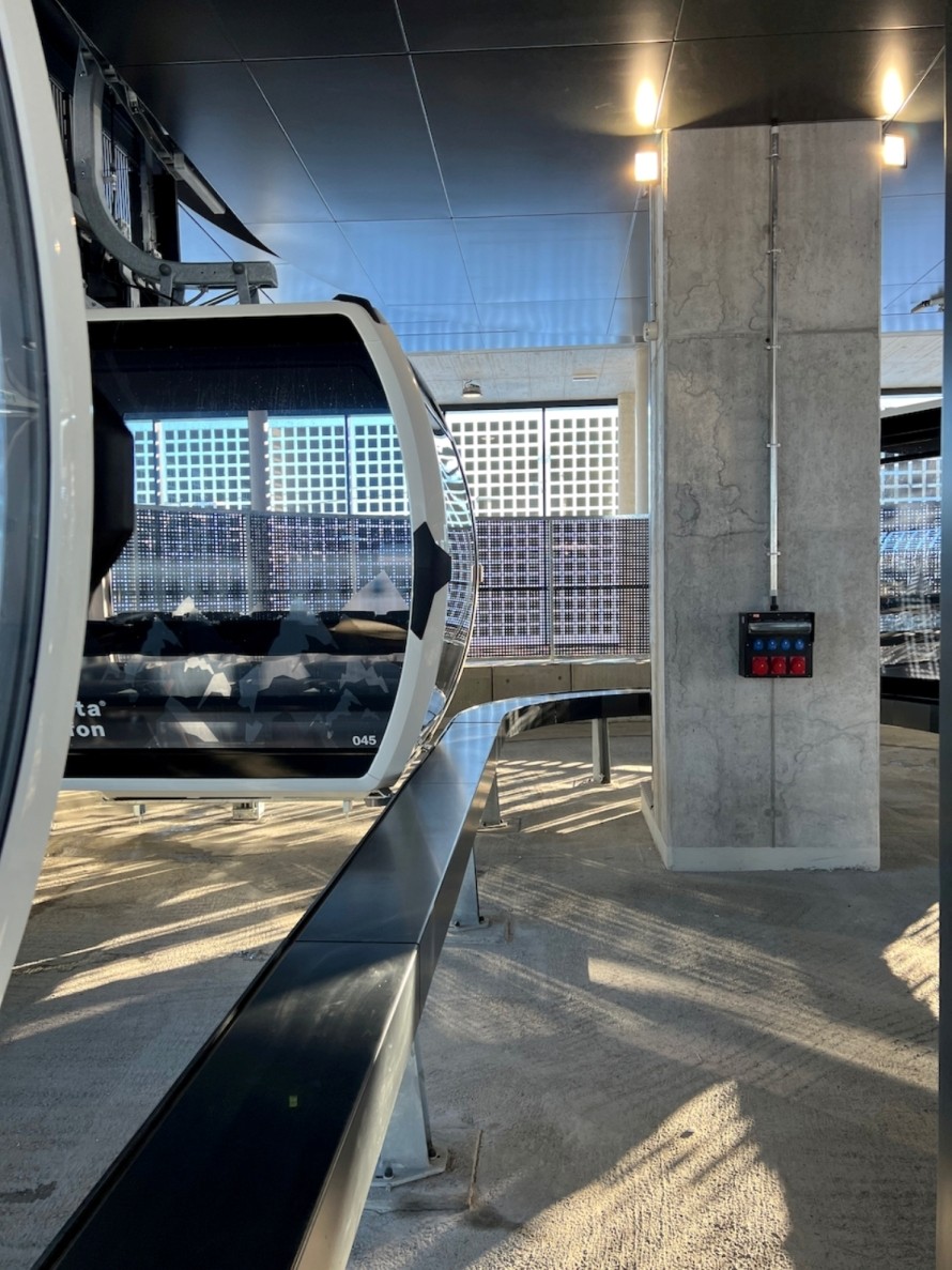 Blick in die Mittelstation mit auffälliger Technik und Betonstruktur.