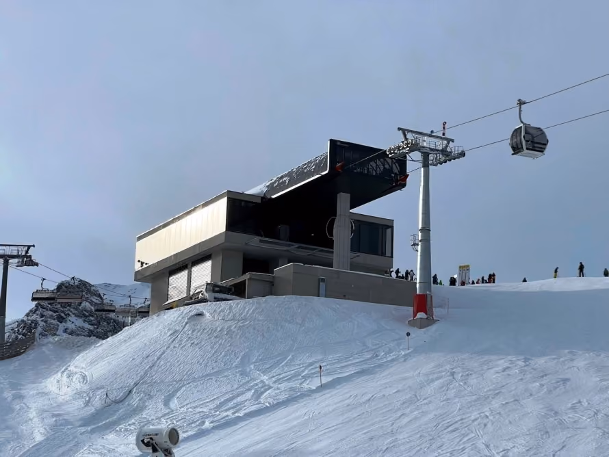 Moderne Architektur der Valisera Bergstation in schneebedeckter Landschaft.