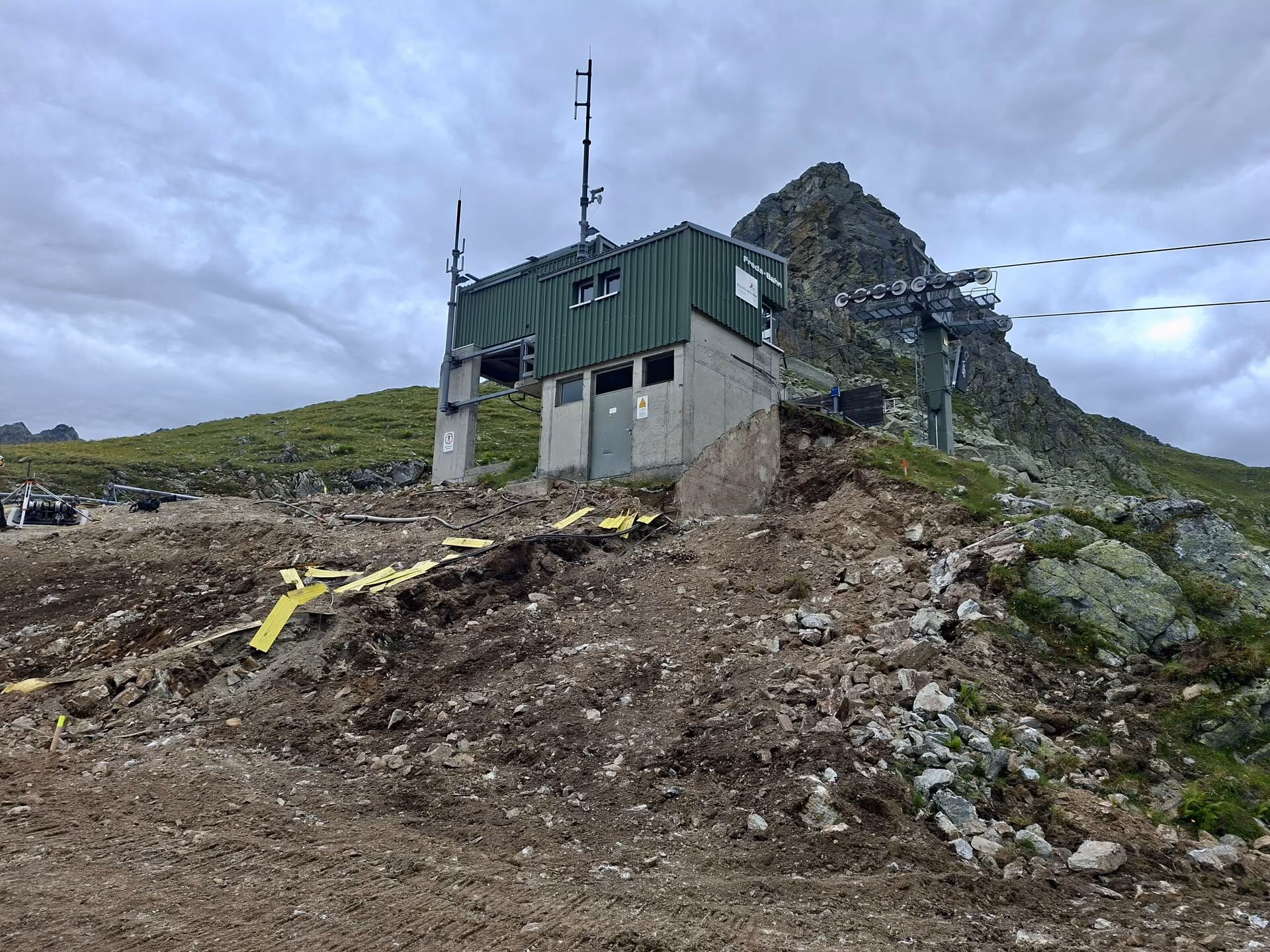 Bergstation der Altanlage 2CLF Fredakopf im Montafon mit dem Gipfel Fredakopf im Hintergrund