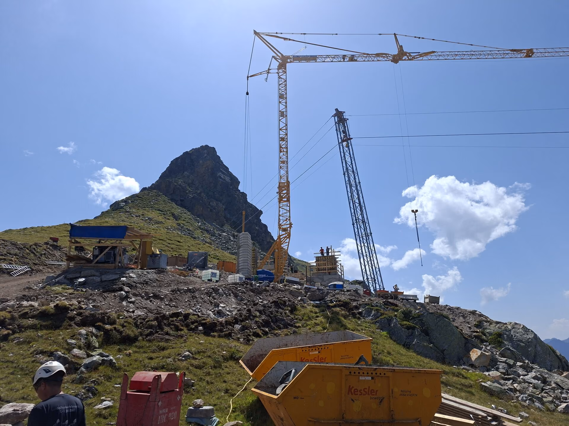 Baustelle der Bergstation Freda Bahn mit Kran und Materialseilbahn