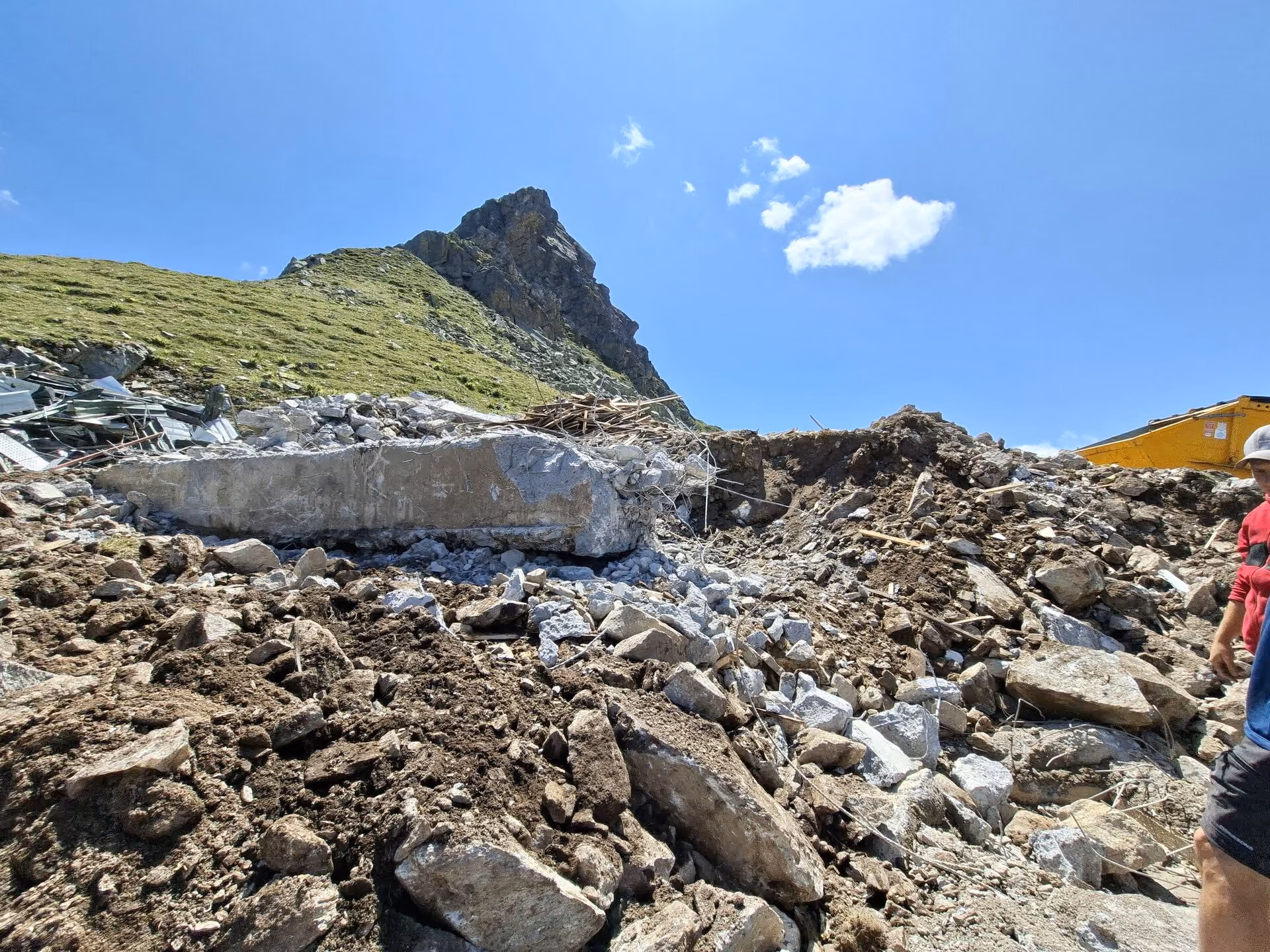 Abbrucharbeiten an der alten Bergstation der Anlage Fredakopf