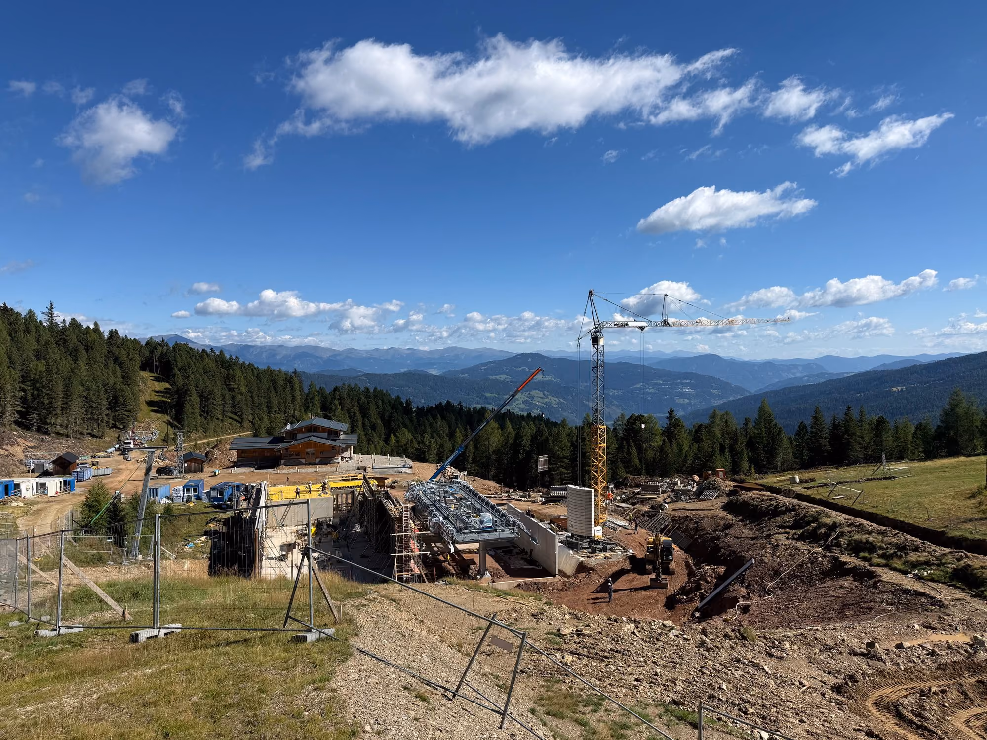 Baustelle der Talstation der neuen 8er-Sesselbahn am Kreischberg mit Turmdrehkran und bereits angeliefertem Stationsgerüst