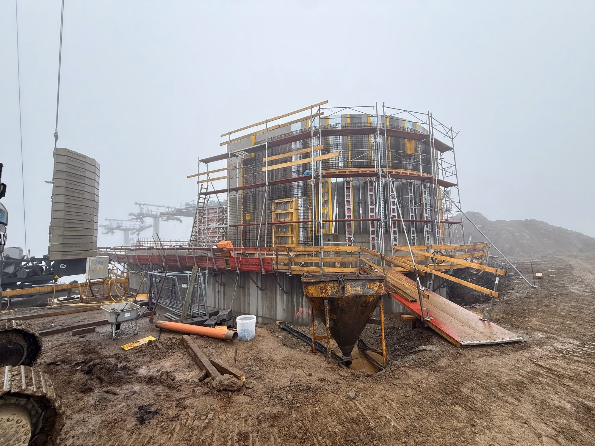 Rohbau der Bergstation der neuen 8er-Sesselbahn auf der Rosenkranzhöhe am Kreischberg mit Rundschalung und Baugerüst
