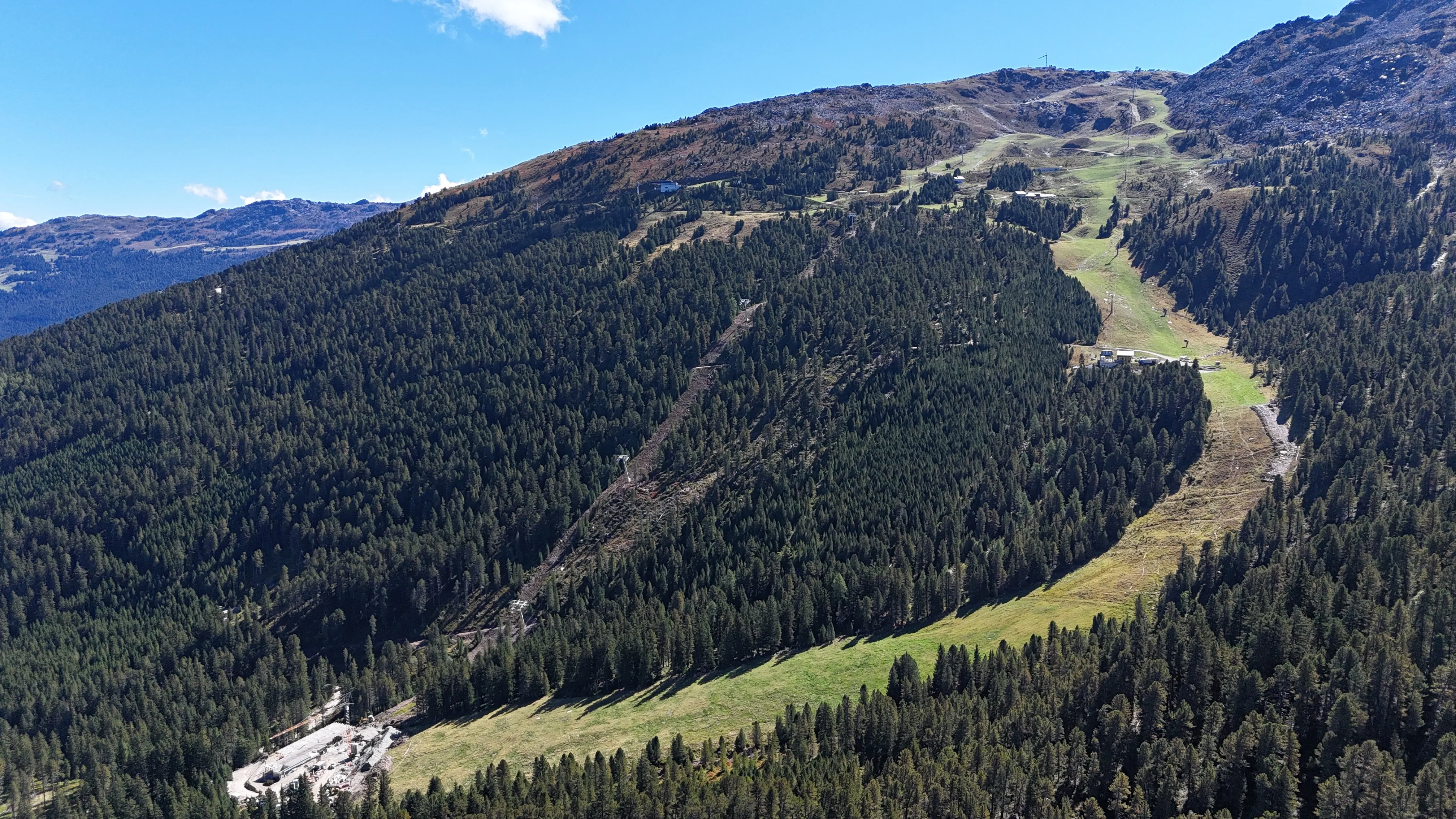 Luftaufnahme der Trasse der neuen 6er-Sesselbahn Schartenkogel-Express im Skigebiet Glungezer bei Tulfes
