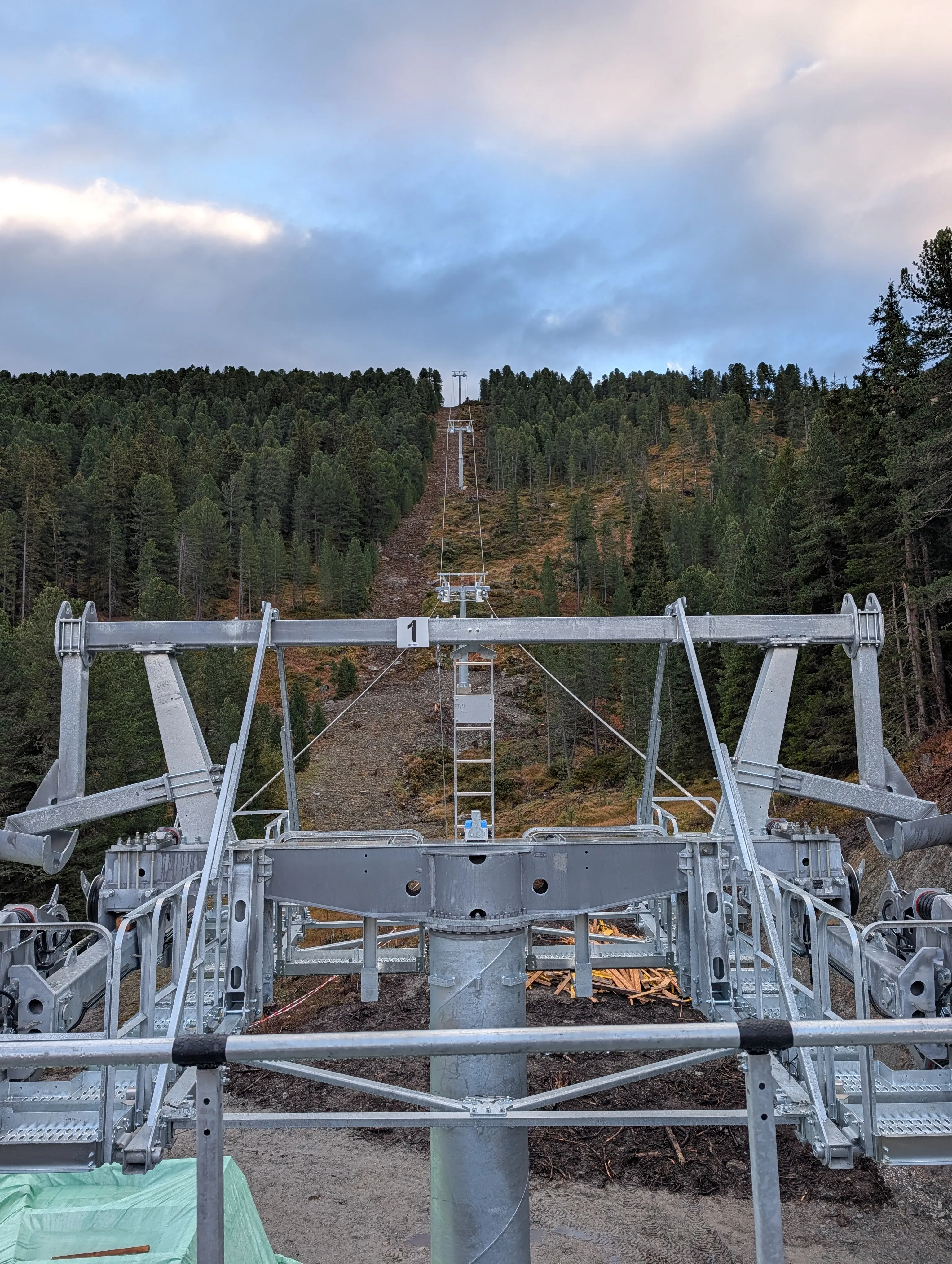 Stütze 1 der neuen Sesselbahn Schartenkogel-Express mit Blick entlang der Trasse und gezogenem Seil