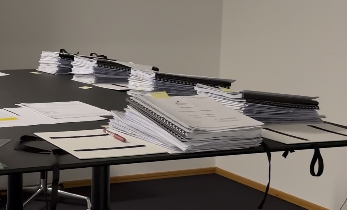 Gebundene Einreichmappen für die Generalrevision Garfrescha auf dem Besprechungstisch