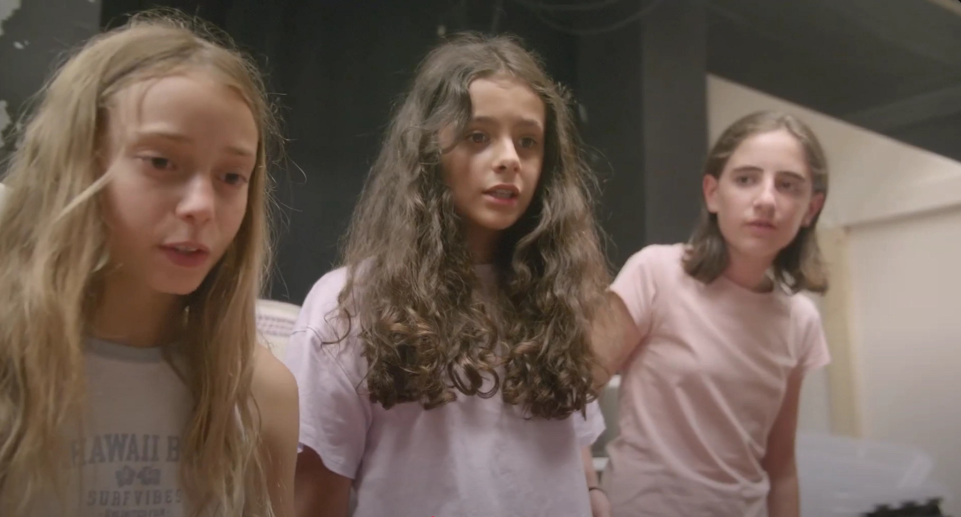 Des jeunes comédiens sur scène de théâtre