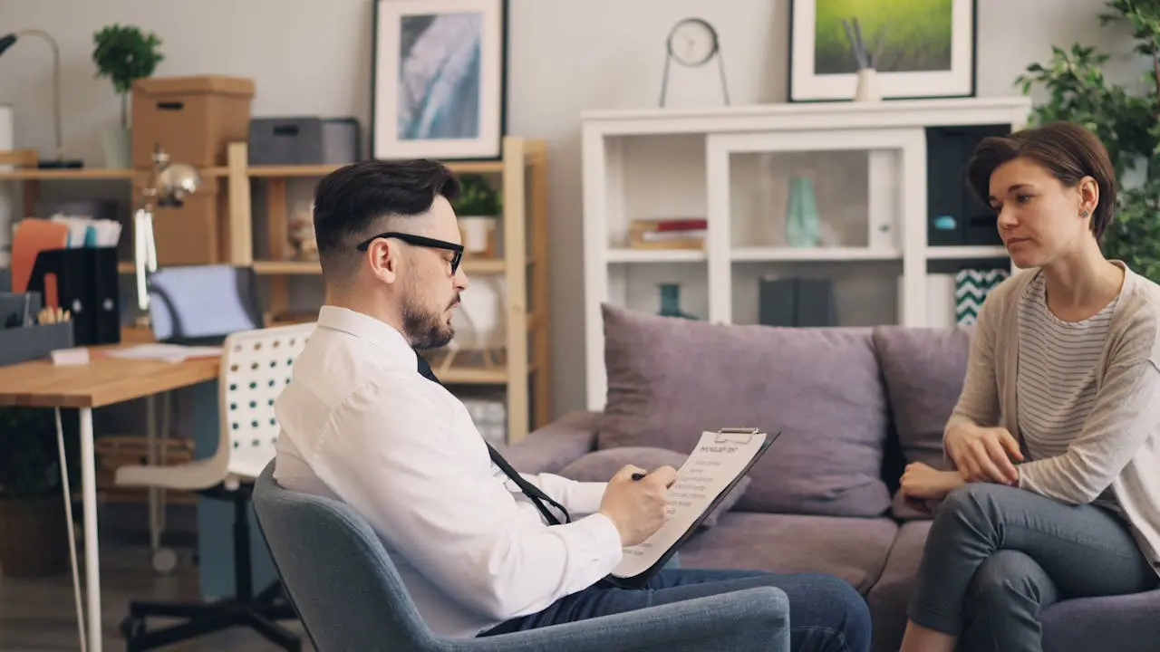 A Financial Advisor Meeting - Daraltharwa