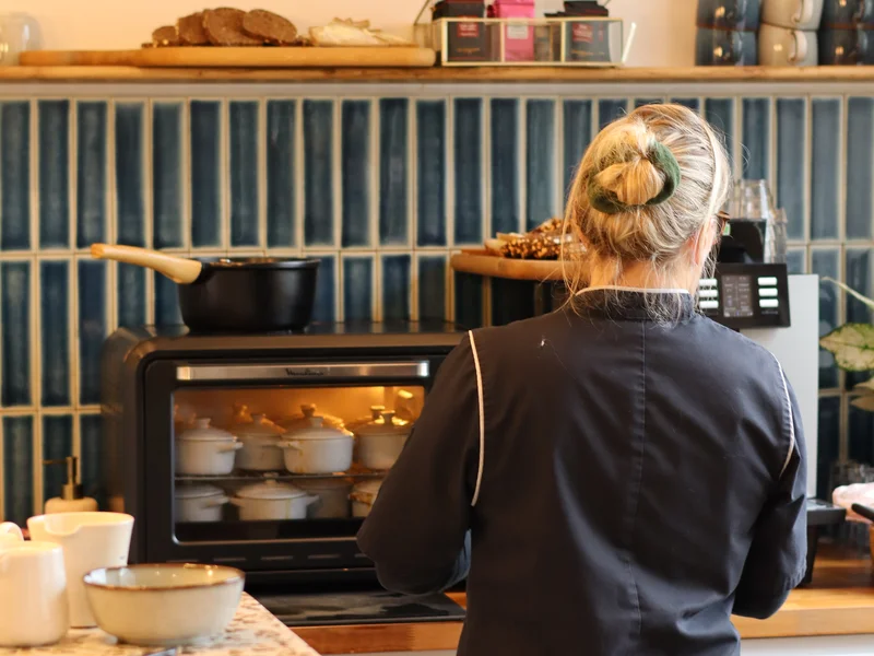 Chef préparant la restauration sur place pour un séminaire COMEX à Paris - Keeze