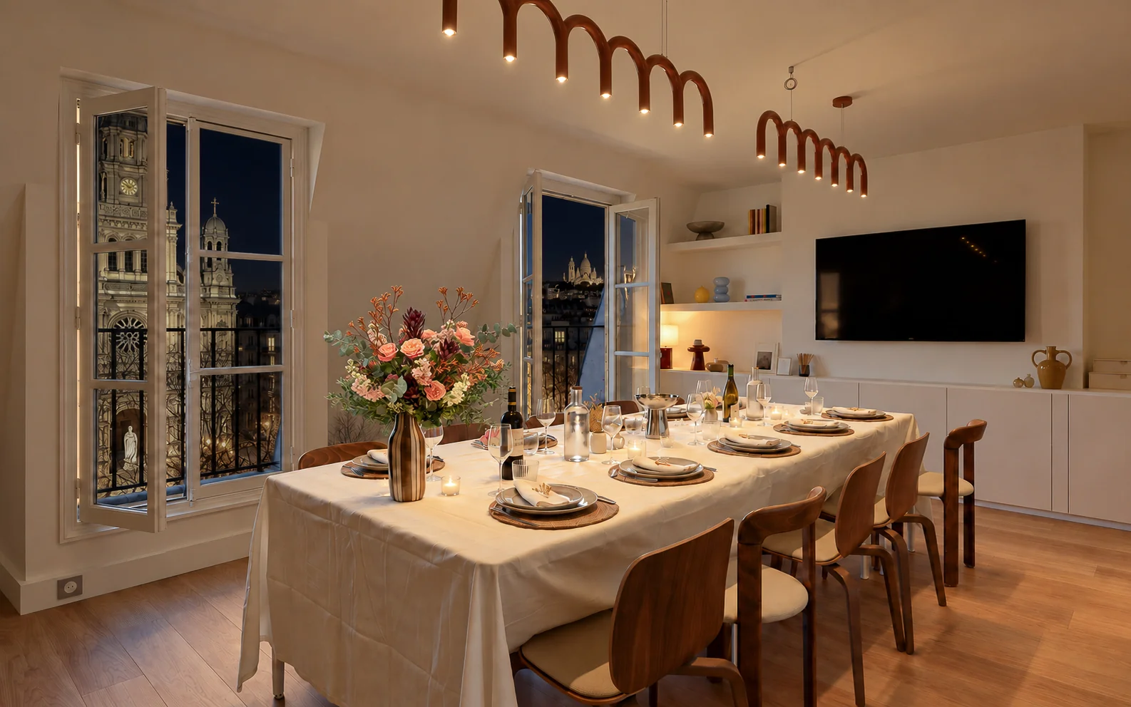 Salle à manger chaleureuse de l'appartement La Suite à Saint-Lazare, avec vue nocturne sur Paris