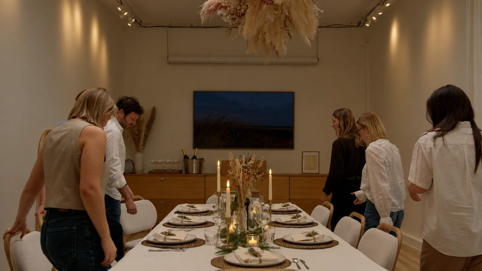 Équipe réunie dans un salon chaleureux décoré pour un moment convivial de fin d'année dans un lieu KEEZE