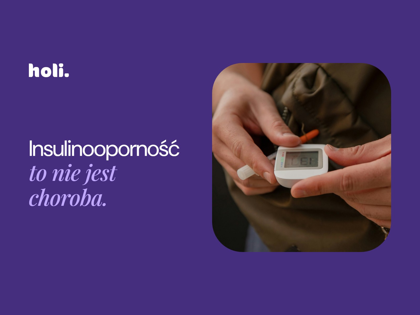 Insulinooporność to nie jest choroba. Dłonie trzymające glukometr z wynikiem pomiaru cukru